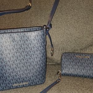 MICHAEL KORS LOGO MESSENGER BAG AND WALLET